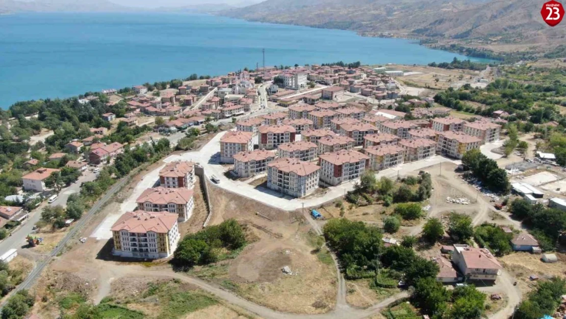 Elazığ'da 302 hak sahibi evlerine kavuştu