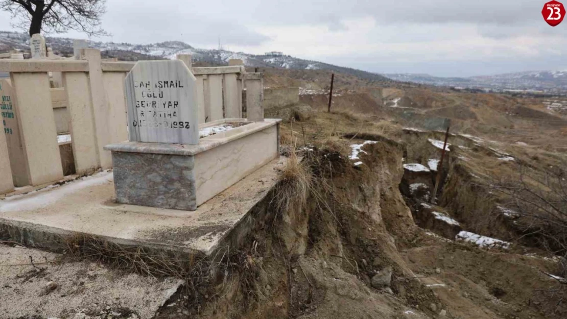 Elazığ'da Mezarlıkta Heyelan! Cenazeler Başka Mezarlıklara Naklediliyor