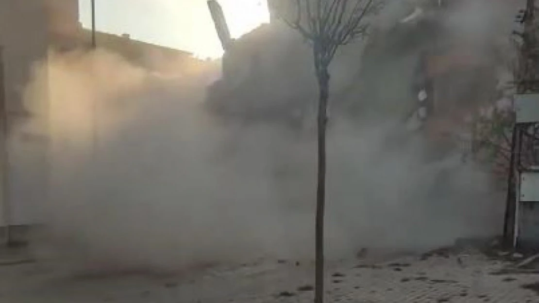 Elazığ'da 4 katlı bina tek dokunuşla yıkıldı