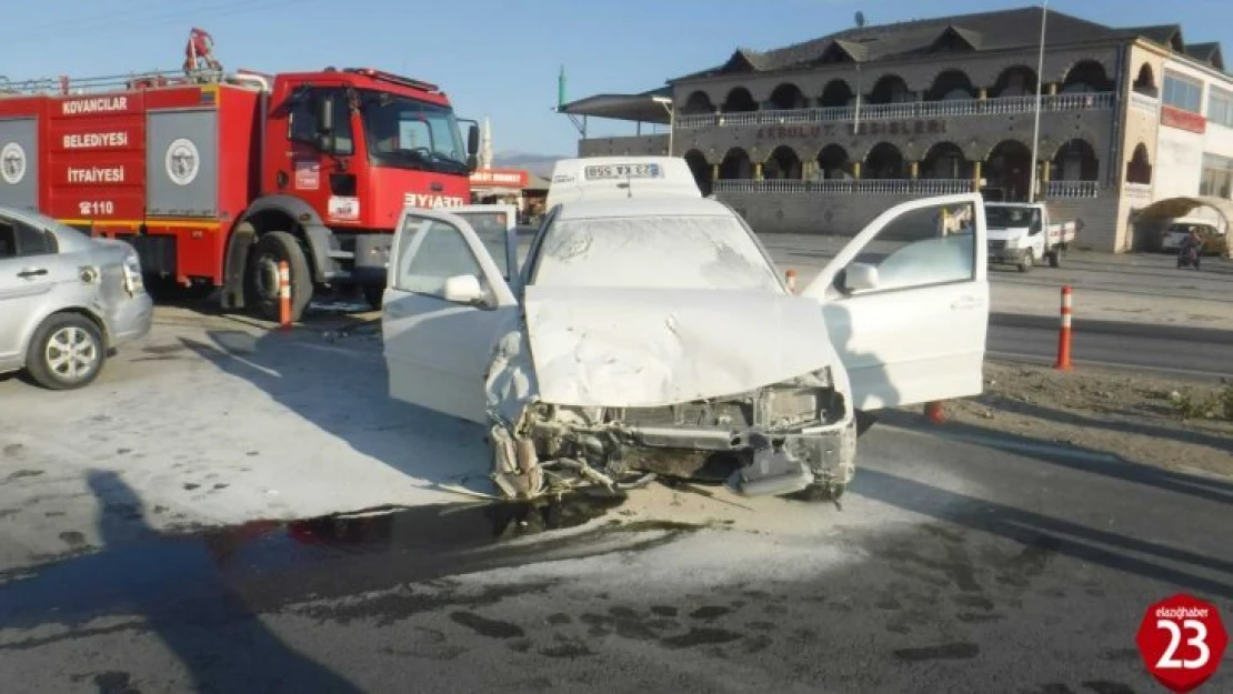 Elazığ'da 4 kişinin yaralandığı trafik kazası kameralara yansıdı