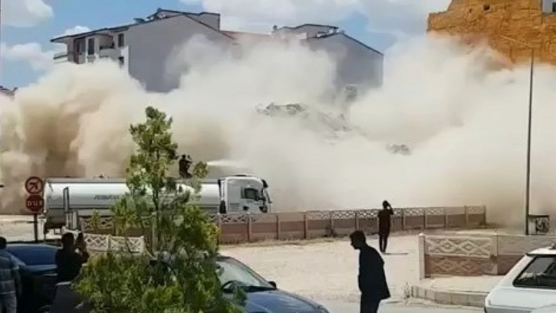 Elazığ'da 5 katlı bina korna sesi ile yıkıldı