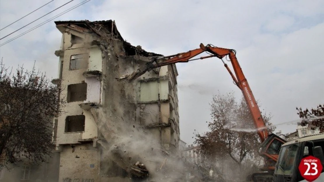 Elazığ'da 5.3'lük depremde ikinci kez hasar alan binanın kontrollü yıkımı başladı