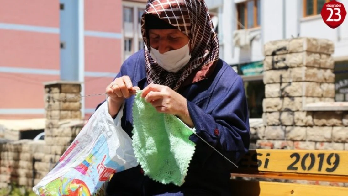 Elazığ'da 65 yaş ve üzerindekiler güneşli havanın tadını çıkardı