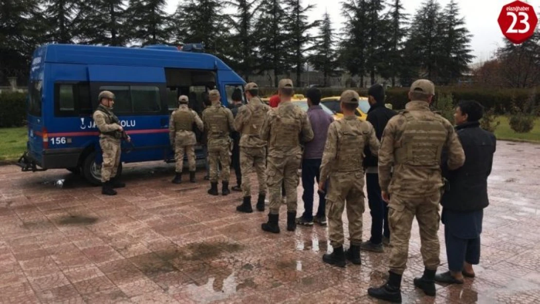 Elazığ'da 8 göçmenle birlikte 2 şüpheli yakalandı