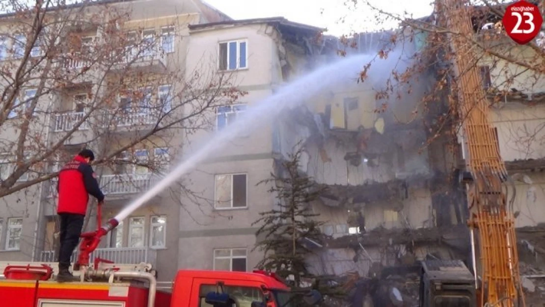 Elazığ'da acil yıkım kararı verilen binalar tek tek yıkılıyor