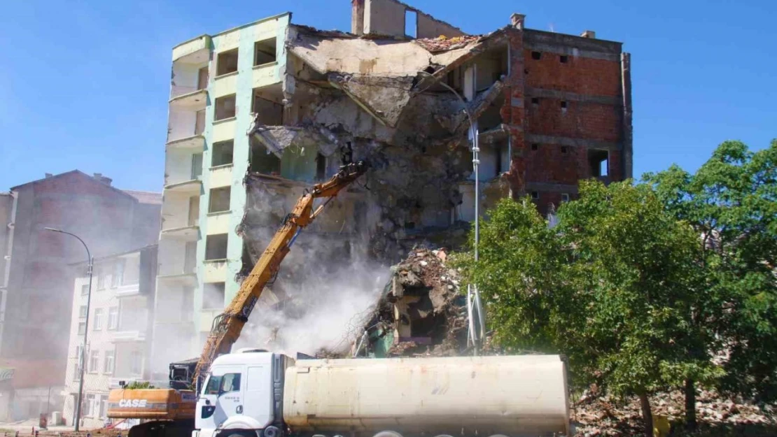 Elazığ'da ağır hasarlı binaların yıkımı devam ediyor