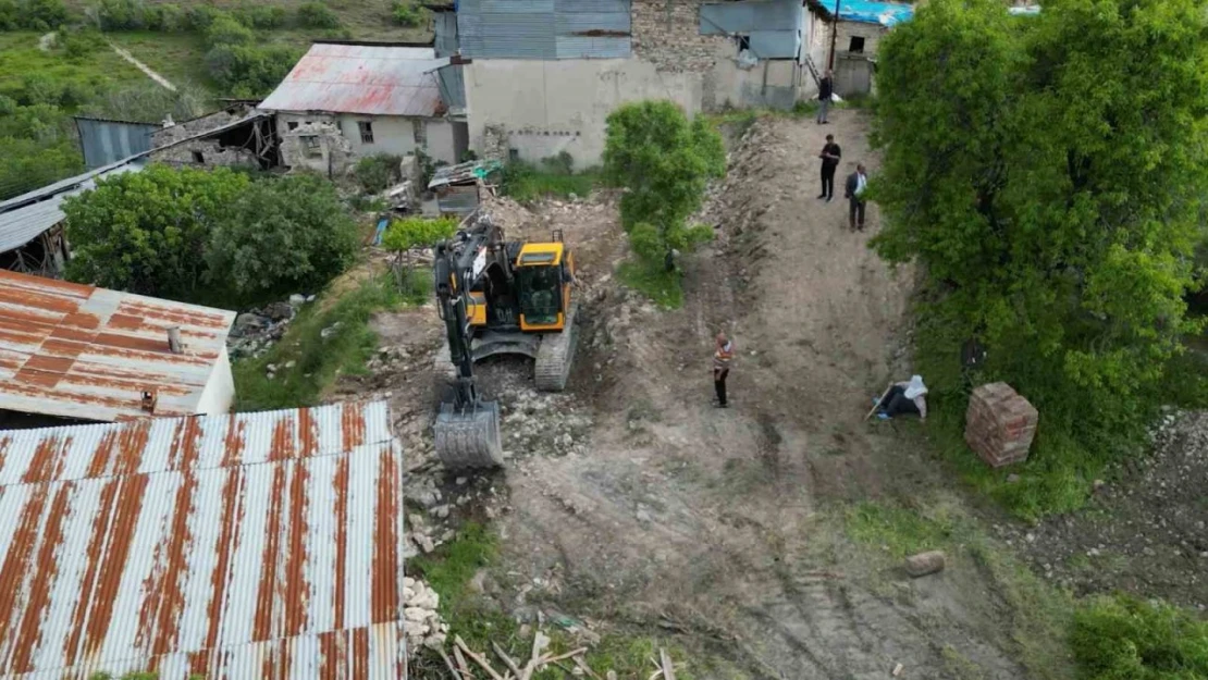 Ağın'da Ağır Hasarlı Yapıların Yıkımı Başladı