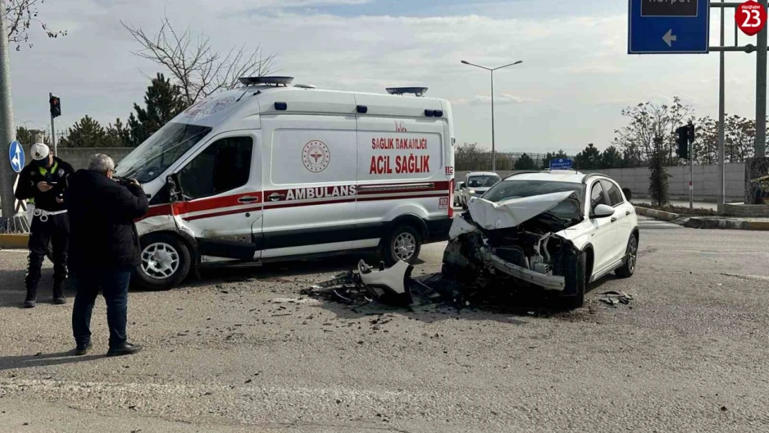 Elazığ'da Ambulans ile Otomobil Çarpıştı: İki Sürücü Yaralandı