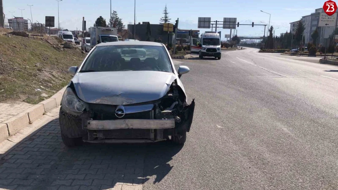 Elazığ'da Ambulans ve Otomobil Çarpıştı: Yaralılar Var!