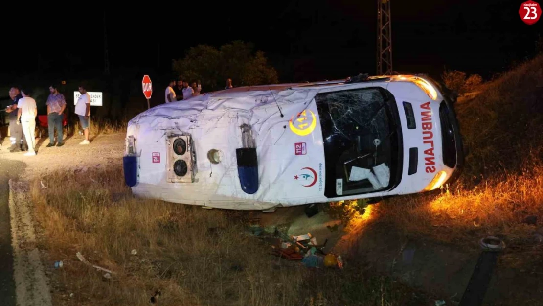 Elazığ'da ambulans şarampole devrildi: 3 yaralı