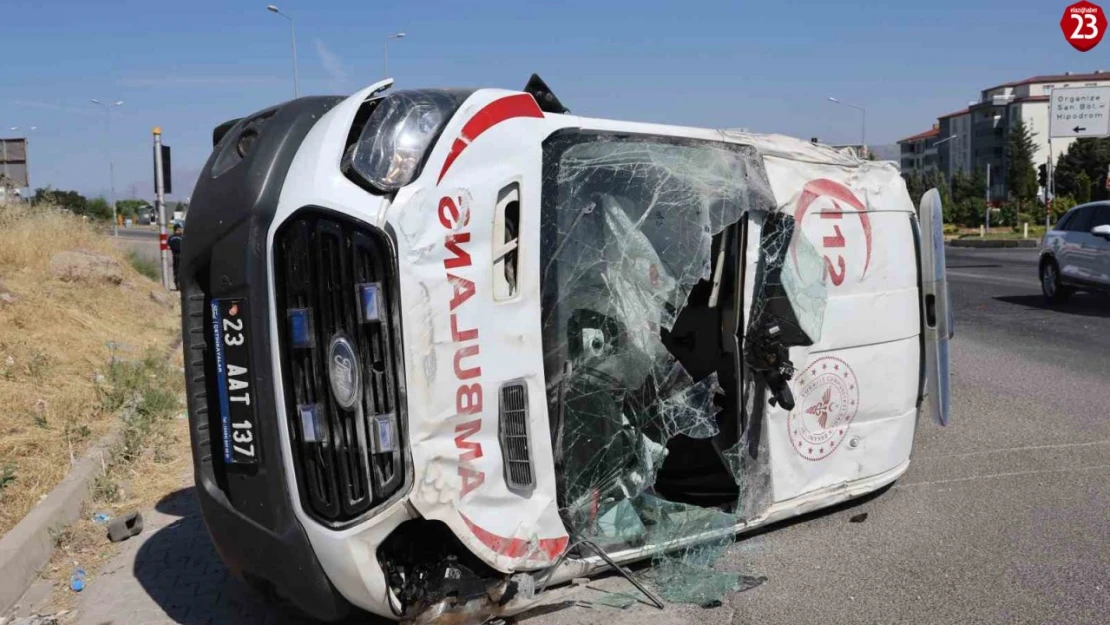 Elazığ'da ambulans takla attı: 5 yaralı