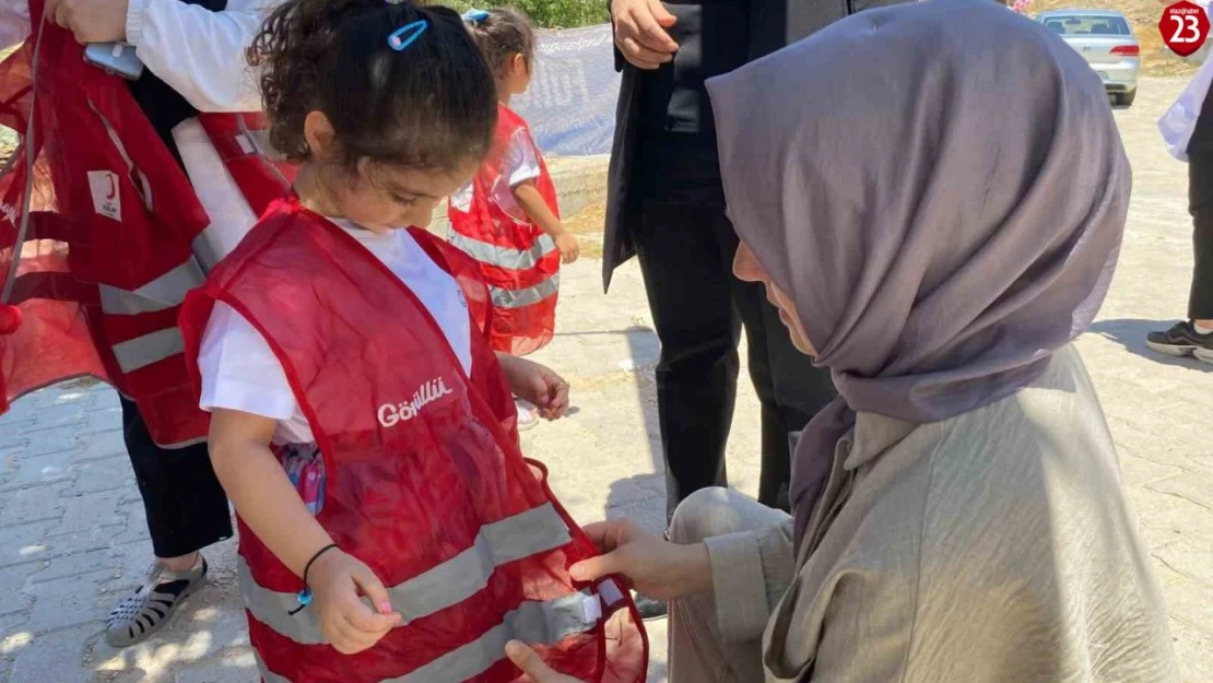 Elazığ'da anaokulu öğrencilerinden yürekleri ısıtan davranış