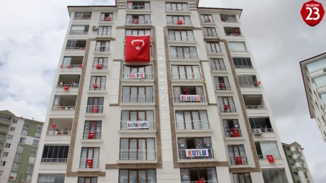 Elazığ'da apartmanlarda coşkulu 23 Nisan kutlaması