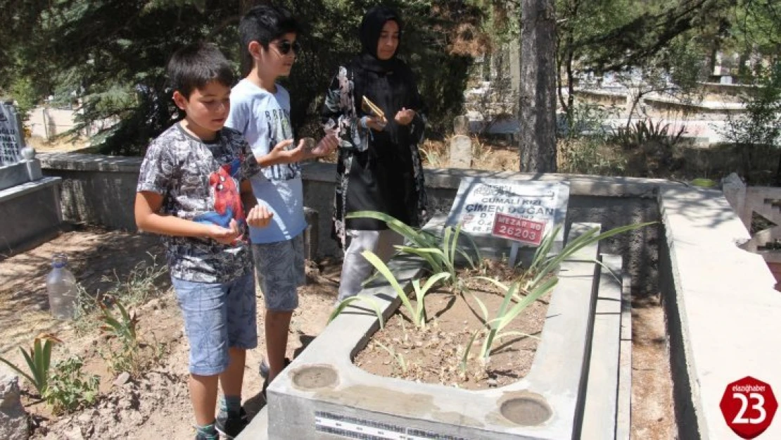 Elazığ'da Arefe Günü Mezarlıklarda Ziyaretçi Yoğunluğu