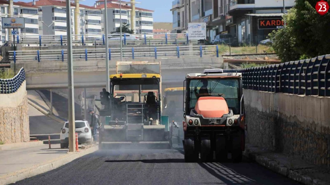 Elazığ'da asfaltlama çalışmaları sürüyor