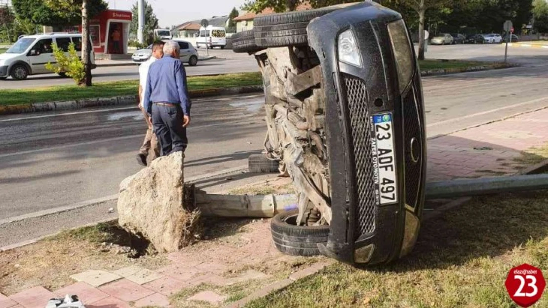 Elazığ'da aydınlatma direğine çarpan otomobil devrildi: 2 yaralı