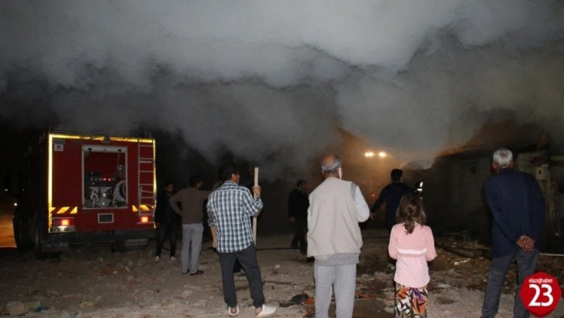 Elazığ'da aynı anda çıkan 2 farklı yangın söndürüldü