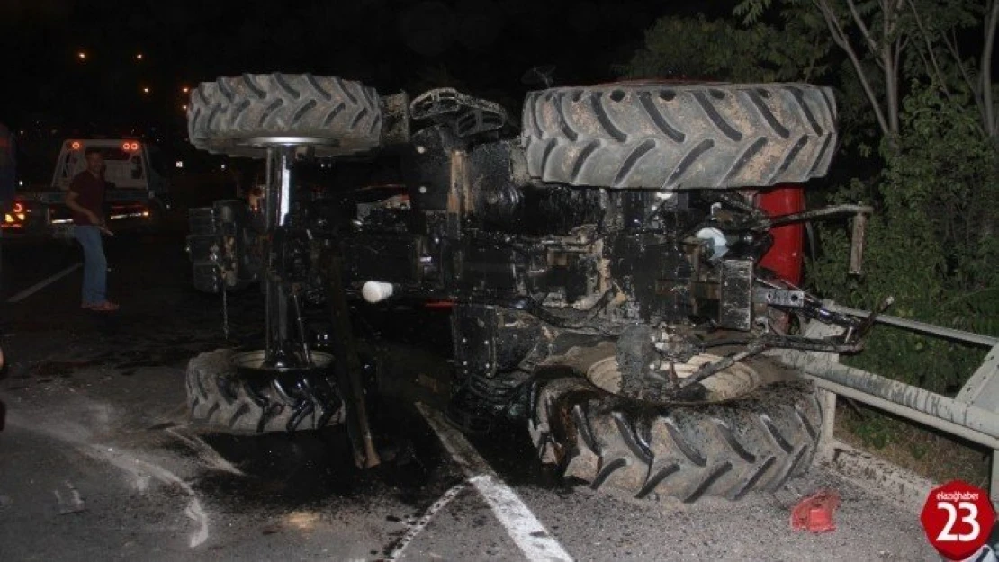 Elazığ'da bariyerlere çarpan traktör devrildi: 2 yaralı