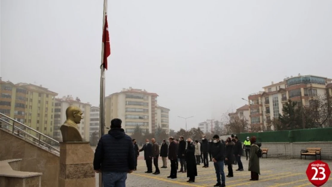 Elazığ'da bayrak töreni eşliğinde istiklal Marşı okundu