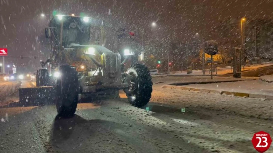 Elazığ'da belediye ekipleri kar mesaisinde