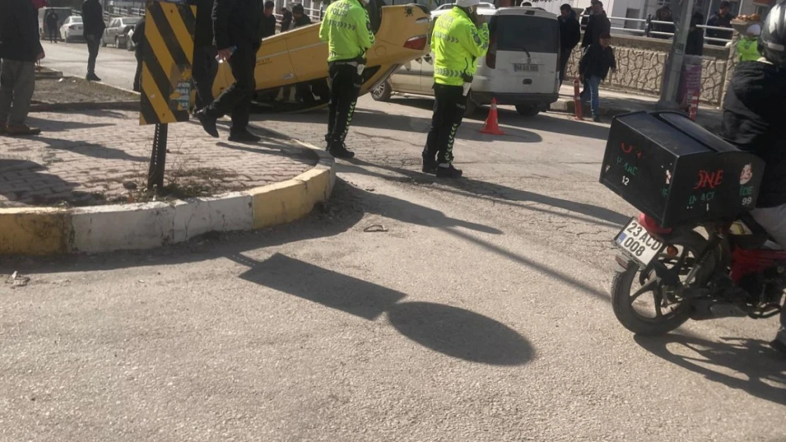 Elazığ'da Beton Mikseri ile Çarpışan Ticari Taksi Ters Döndü: 1 Yaralı