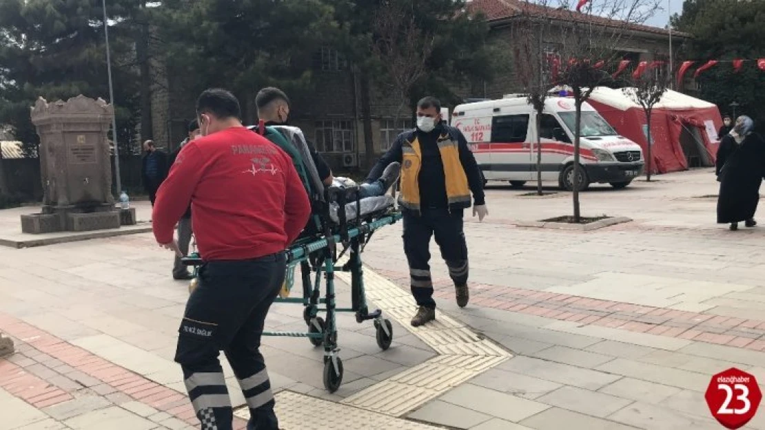 Elazığ'da bıçaklı kavga, 2 yaralıya ilk müdahale aşı çadırında yapıldı