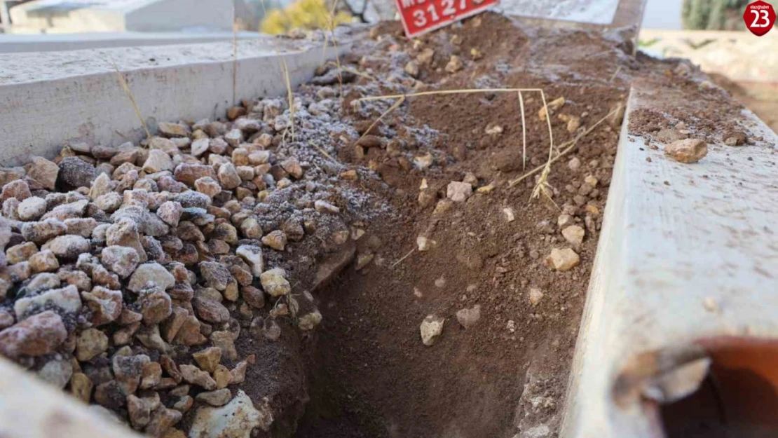 Elazığ'da bir mezarlık tahrip edildi, duyarlı vatandaş kabri eski haline getirdi