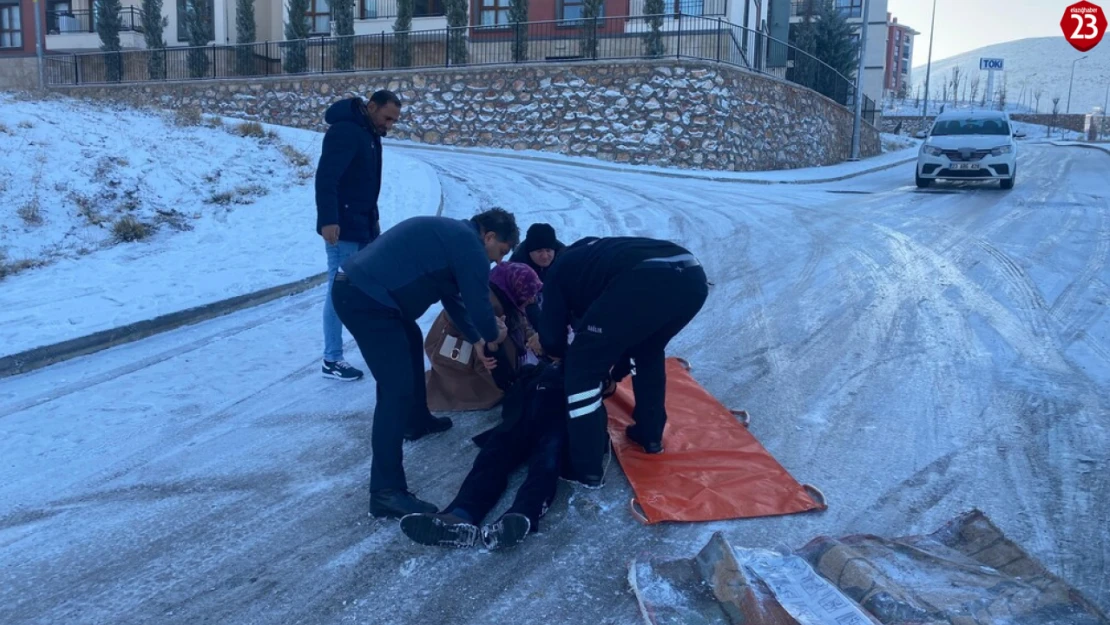 Elazığ'da Buzlu Yolda Düşen Yaşlı Adam, Sağlık Ekiplerinin Zorlu Mücadelesiyle Kurtarıldı