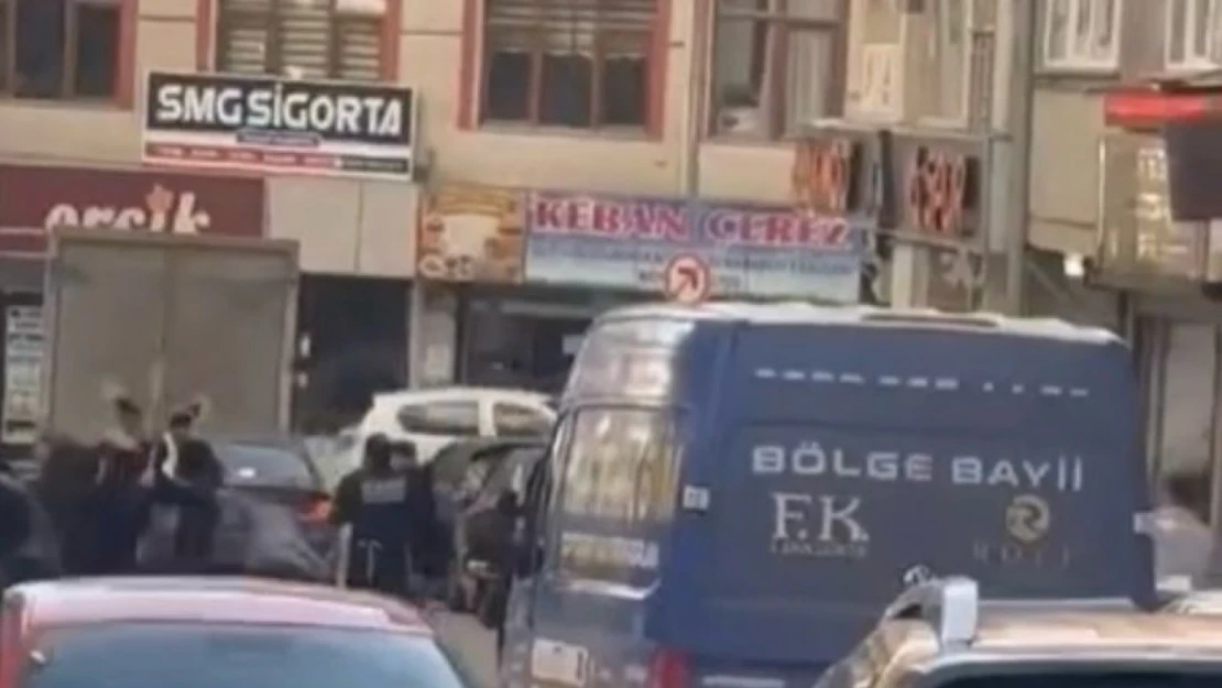 Elazığ'da cadde ortasında taşlı sopalı kavga: 1 yaralı