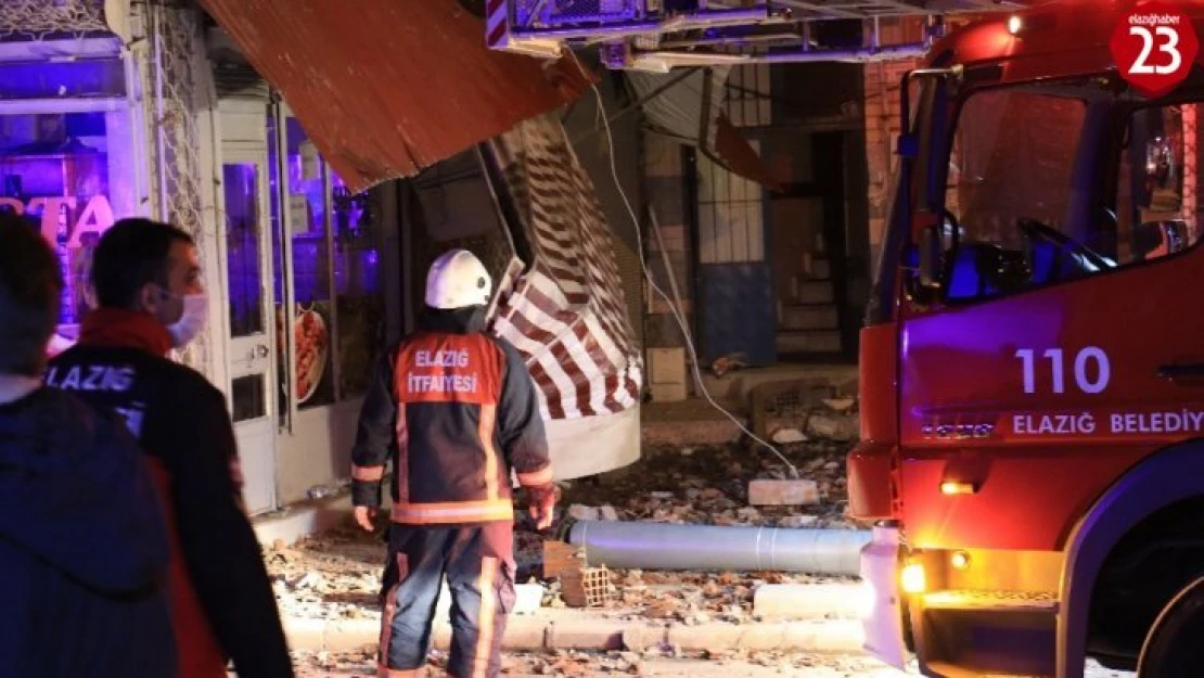 Elazığ'da çatısında çökme yaşanan bina tahliye edildi