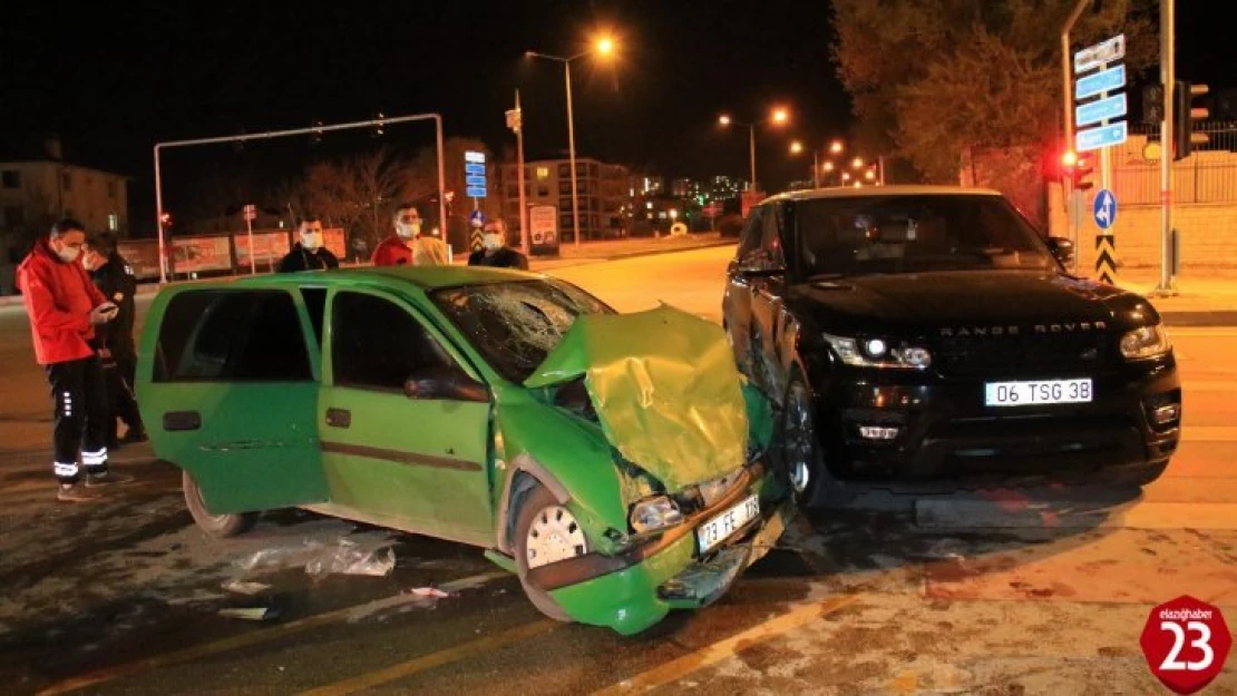 Elazığ'da cip ile otomobil çarpıştı: 2 ağır yaralı