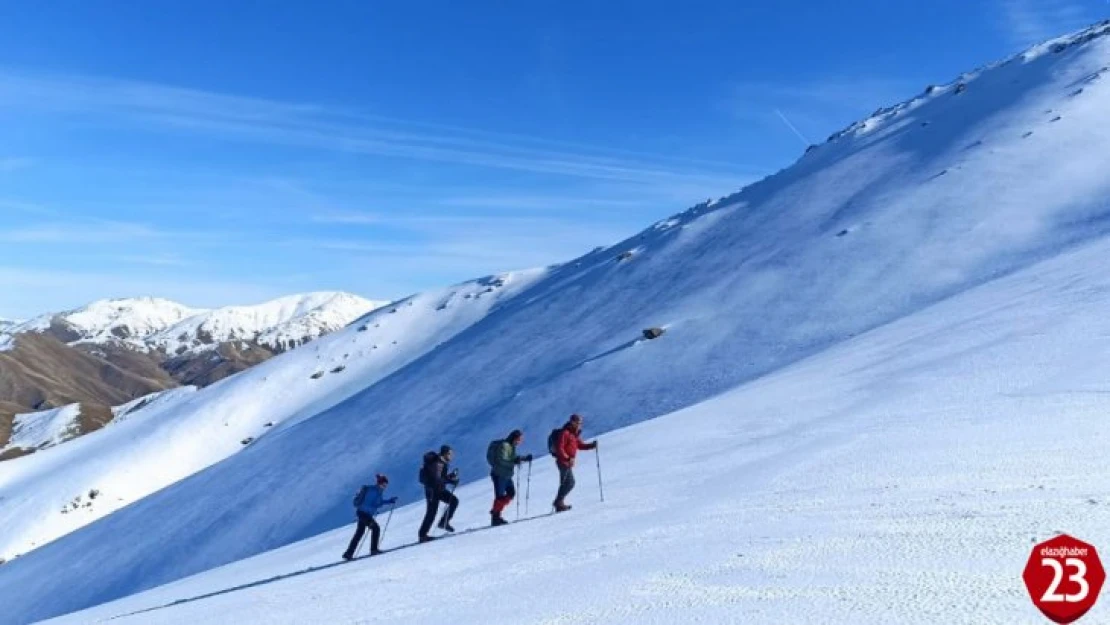 Elazığ'da Dağcılar Beyaza Bürünen 2 Bin 620 Metre Yüksekliğindeki Akdağ'a Tırmandı