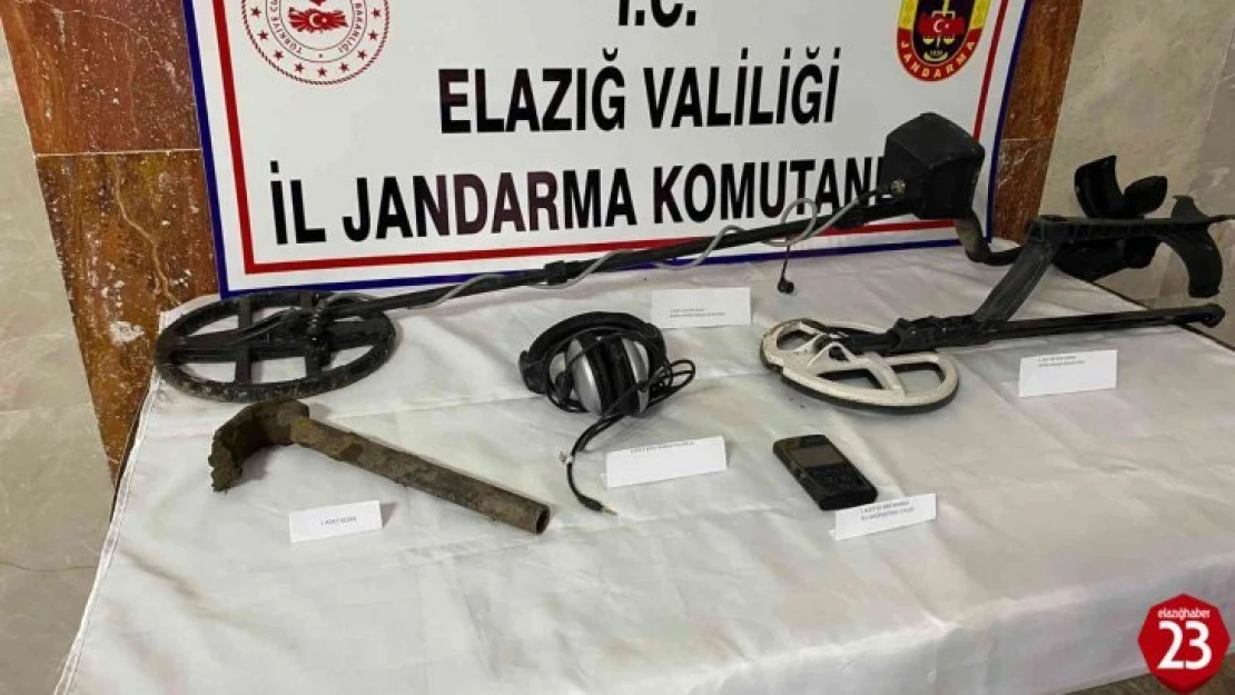 Elazığ'da define arayan bir şahıs, jandarma tarafından suçüstü yakalandı