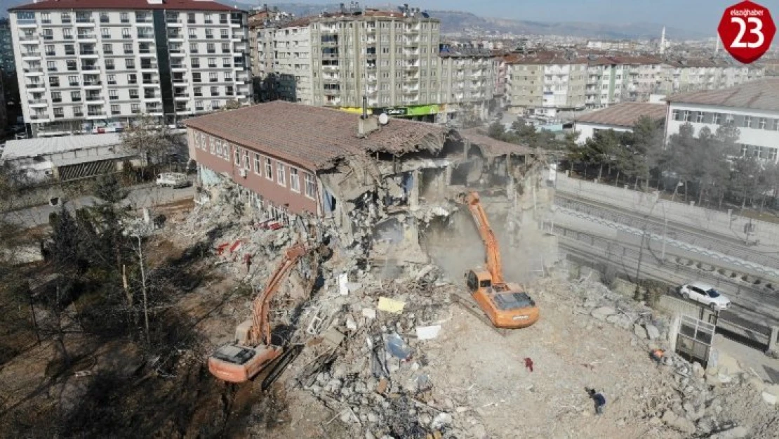 Elazığ'da depremde hasar gören 50 yıllık okullar yıkılıyor
