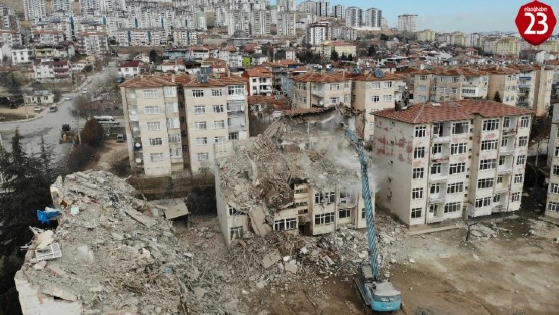 Elazığ'da depremde hasar gören binalar yıkılıyor