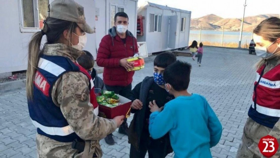Elazığ'da depremzede çocuklara jandarmadan moral ziyareti