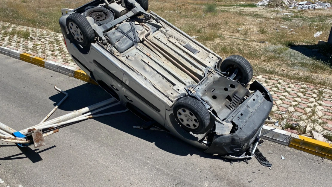 Elazığ'da Devrilen Hafif Ticari Araçtaki 2 Kişi Yaralandı