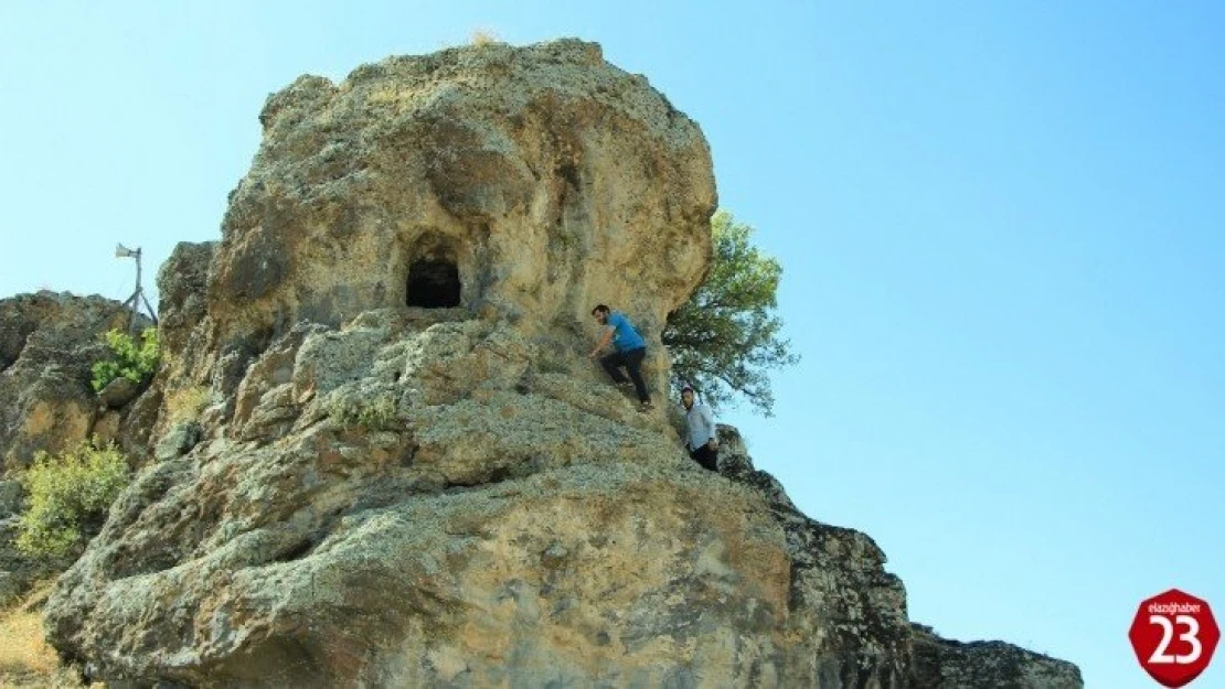 Elazığ'da dikkat çeken 'Delikli Kaya'