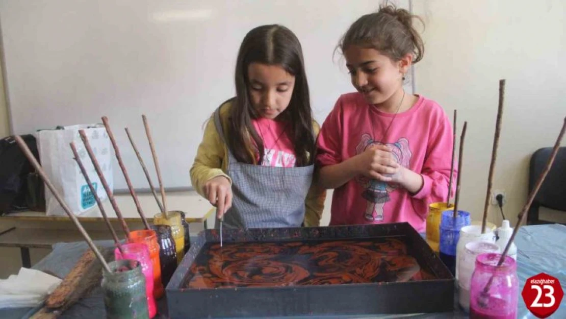 Elazığ'da ebru sanatı ile tanışan çocuklar büyük mutluluk yaşadı