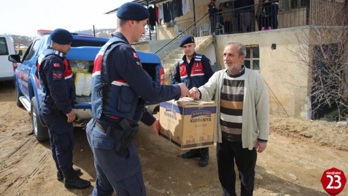 Elazığ'da Ekipler, Köylerde Barınan Depremzedelerin Yaralarını Sarıyor