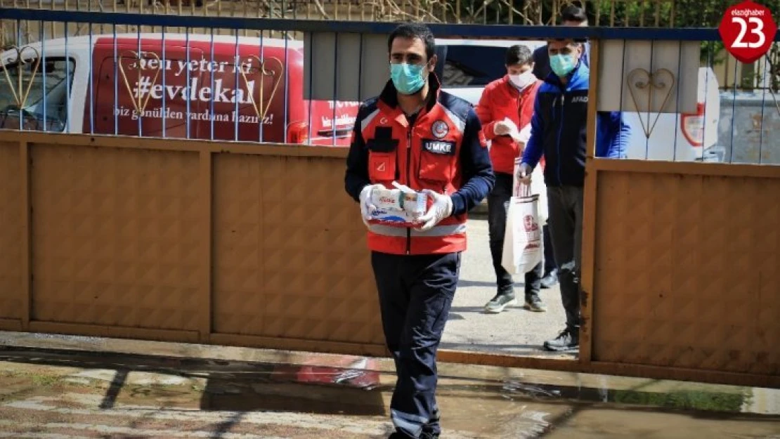 Elazığ'da evde kalan gençlere 'Kitap' servisi
