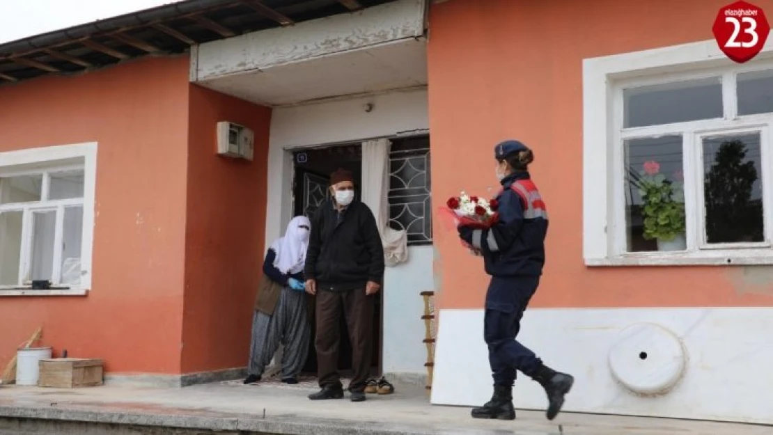 Elazığ'da evden çıkamayan emekli işçilere çiçekli Vefa