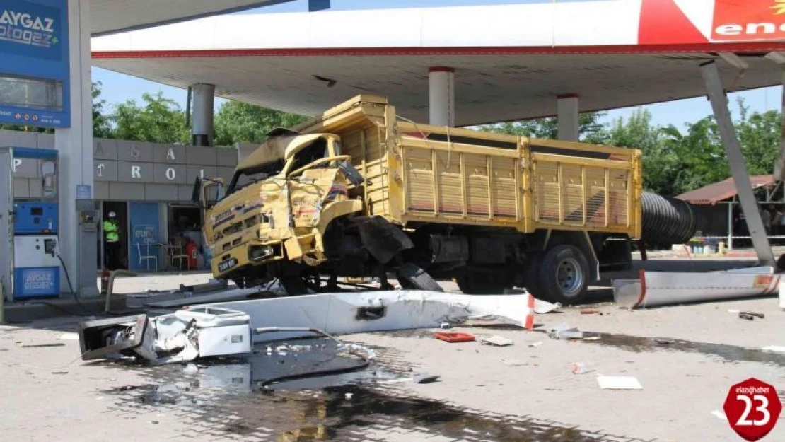 Elazığ'da Faciaya Ramak Kaldı, Kamyon Benzinliğe Daldı 5 Kişi Yaralandı