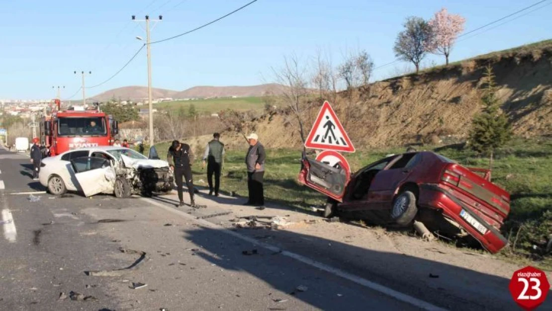 Keban Yolunda Feci Kaza, 2 Araç Kafa Kafaya Çarpıştı 1 Ölü 3 Yaralı