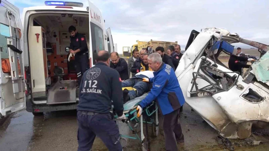 Elazığ'da Feci Kaza, Kamyonlar Çarpıştı 2 Kişi Ağır Yaralandı