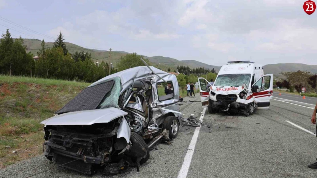 Elazığ'da feci kaza: Ambulans ile hafif ticari araç çarpıştı 2'si polis 6 yaralı