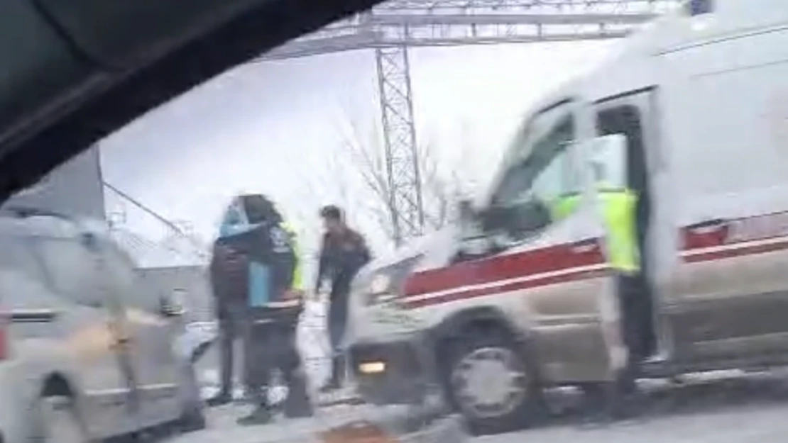 Elazığ'da Feci Kaza: Kamyona Çarpan Araçta 2 Kişi Hayatını Kaybetti