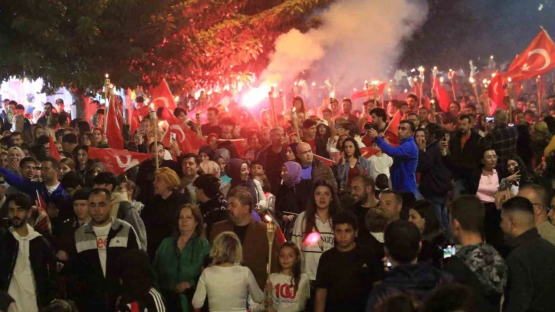 Elazığ'da Fener Alayı Renkli Görüntüler Oluşturdu