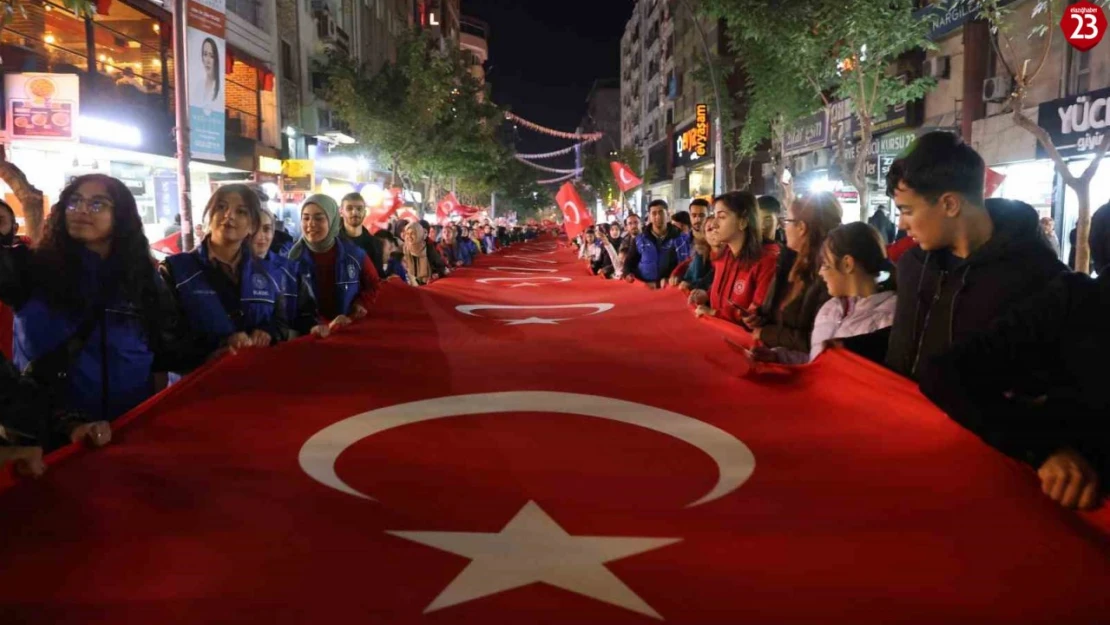 Elazığ'da fener alayı renkli görüntüler oluşturdu