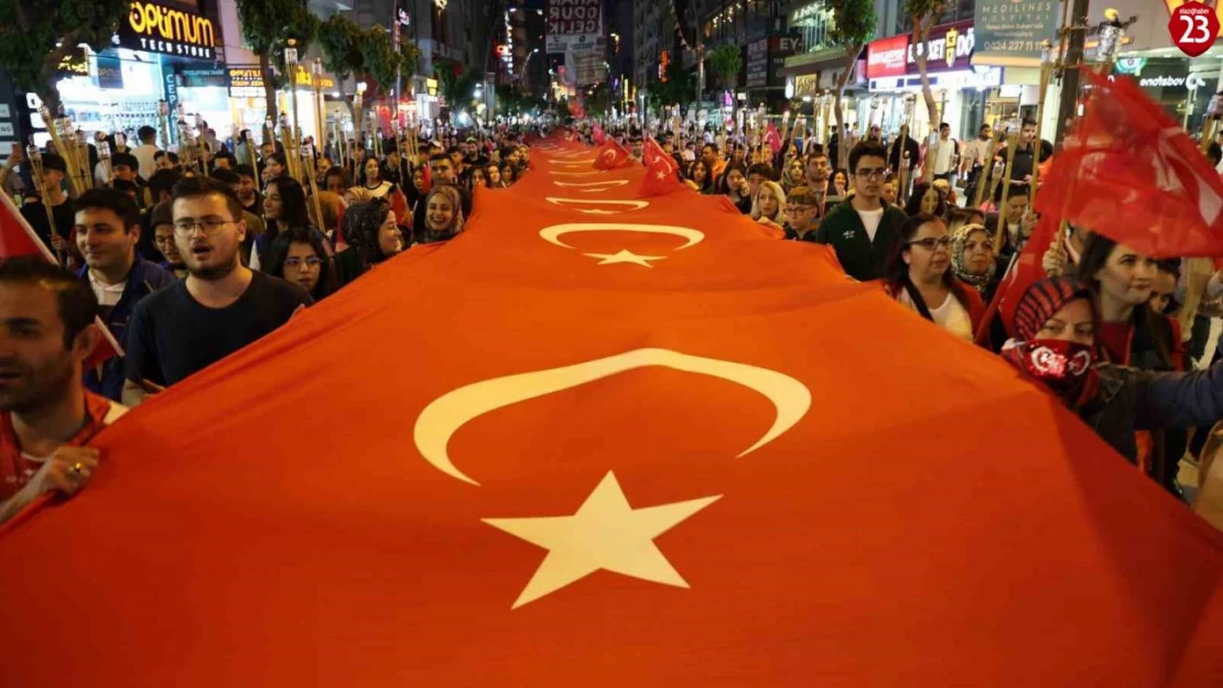 Elazığ'da fener alayı renkli görüntüler oluşturdu
